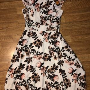 Women’s small floral dress NEW!